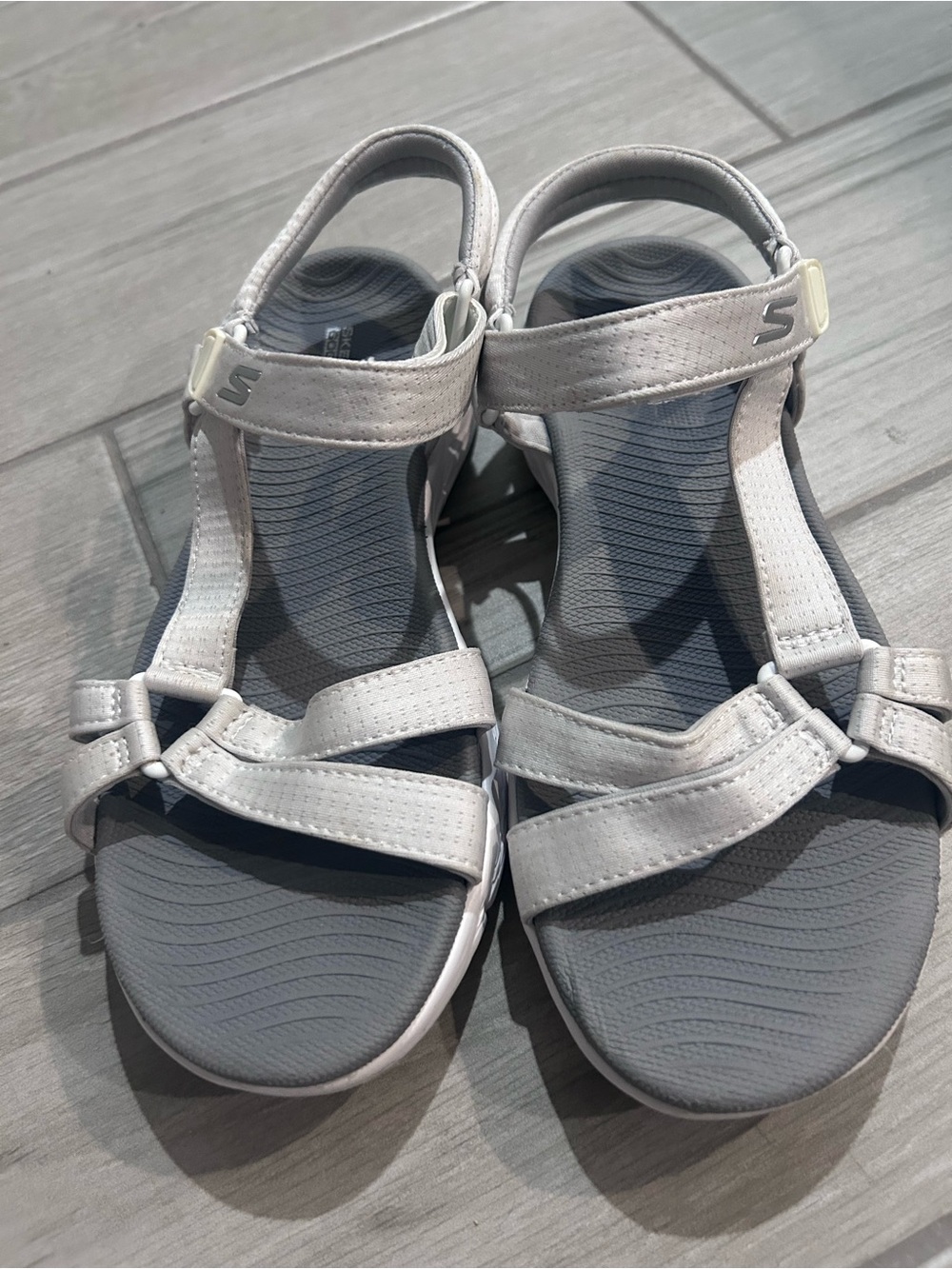 Skechers Go Walk Flex Sandal Gen5 Goga Mat - size 6 - white and gray